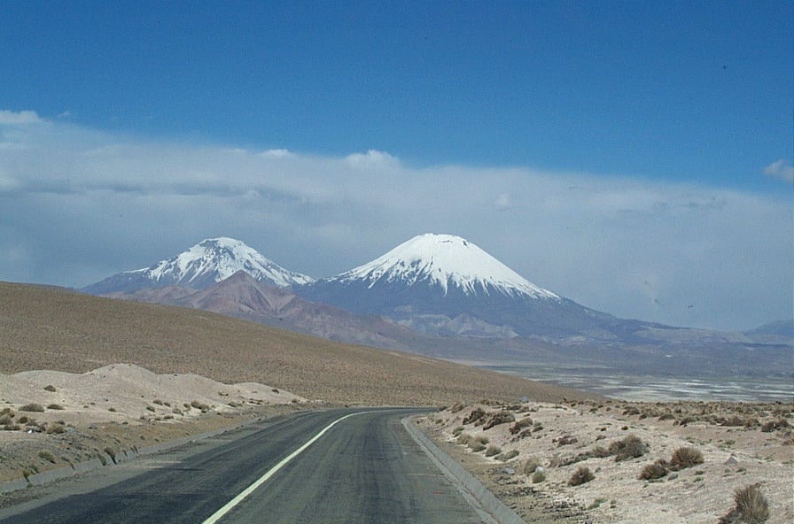Foto: Las Payachatas: Parinacota (a la derecha) y Pomerape (izquierda) - Altiplano, Chile