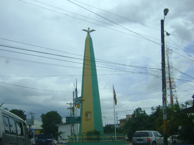 Foto: Obelisco con Signo de la Paz - El Progreso (Yoro), Honduras