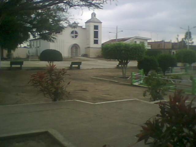 Foto: parte externa de la iglesia del pueblo - Parroquia Bachillero (Manabí), Ecuador