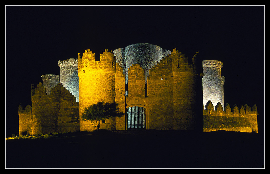 Foto: Castillo de Belmonte de noche. - Belmonte (Cuenca), España