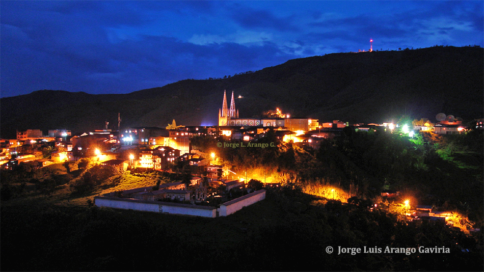 Foto: Panorámica Nocturna de Frontino - Frontino (Antioquia), Colombia