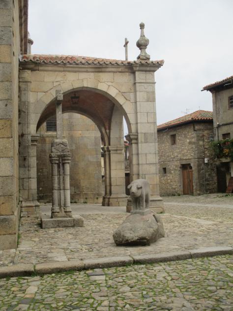 Foto: Monumento al Marrano de San Antón junto al atrio de la iglesia - La Alberca (Salamanca), España