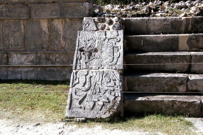 Foto: Estela con grabados - Chichén-Itzá (Yucatán), México