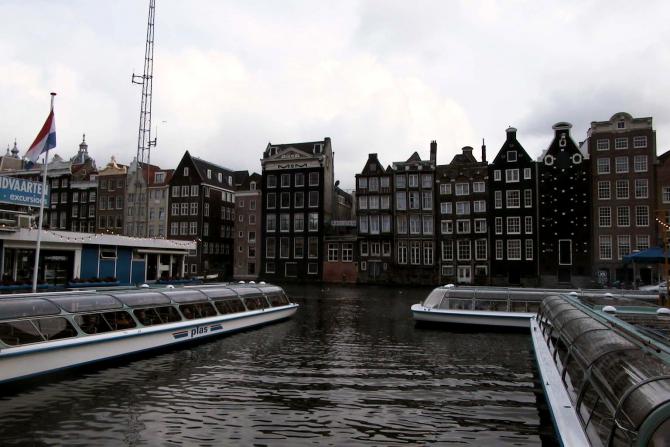 Foto: Barcos turísticos que recorren los canales - Amsterdam (North Holland), Países Bajos