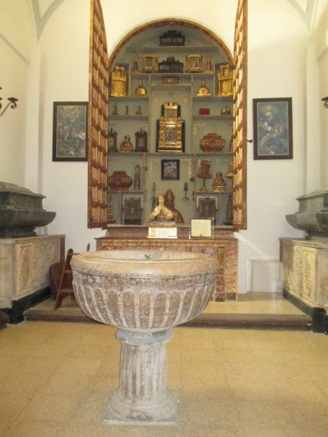 Foto: Relicarios y pila bautismal en la Colegiata - Pastrana (Guadalajara), España
