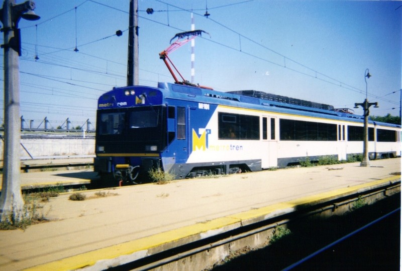 Foto: estación Alameda; tren local Metrotrén - Santiago (Región Metropolitana), Chile