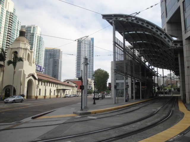 Foto: estación de San Diego y estación America Plaza del metrotranvía - San Diego (California), Estados Unidos