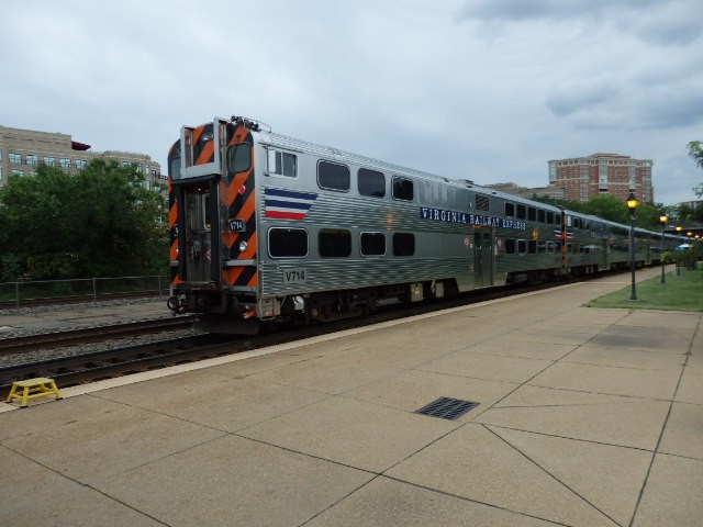Foto: tren VRE en estación Alexandria - Alexandria (Virginia), Estados Unidos