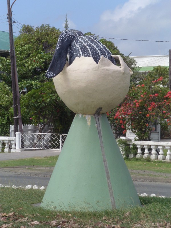 Foto: monumento a la tortuga laúd saliendo del huevo - Georgetown, Guyana