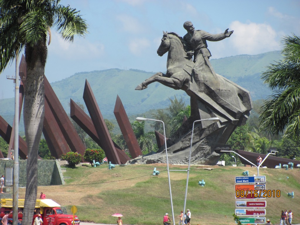 Foto: Monumento al Lugar teniente General  Antonio Maceo heroe de la Guerra de Independencia de Cuba. Plaza de la Revolucion - Santiago de Cuba, Cuba
