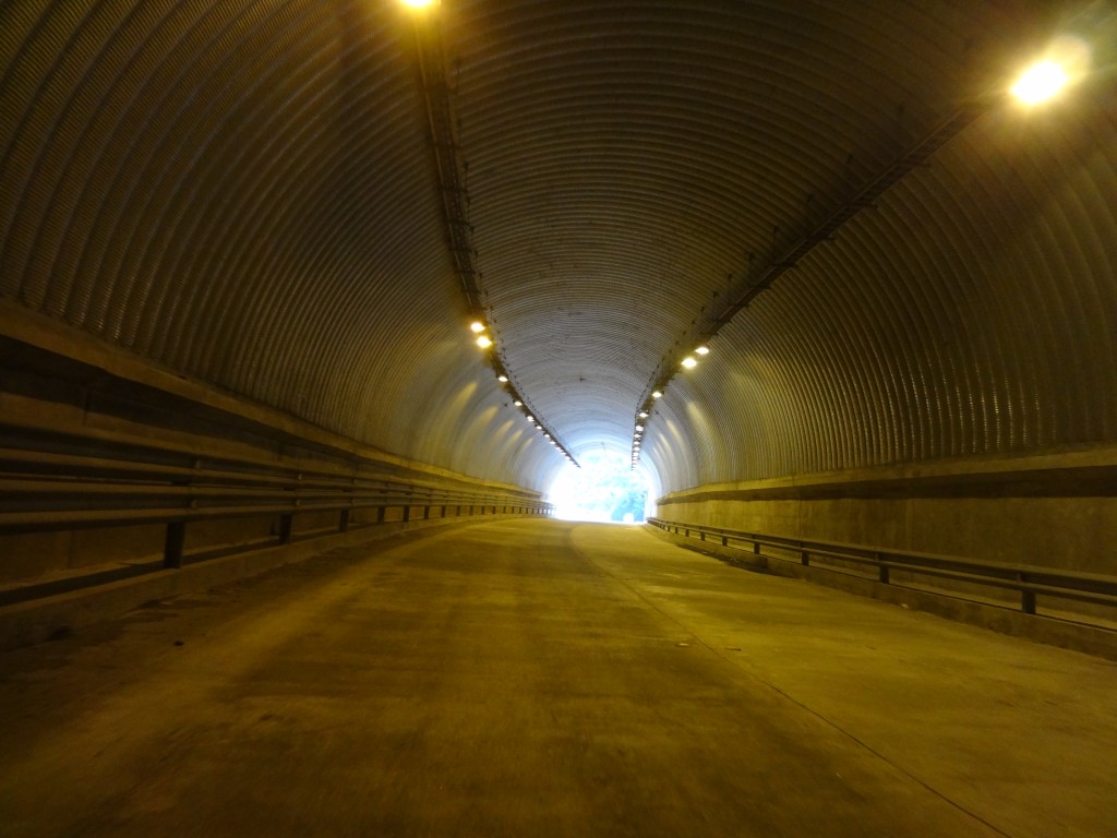 Foto: Túnel carretero - Santo Domingo de los Tsáchilas, Ecuador