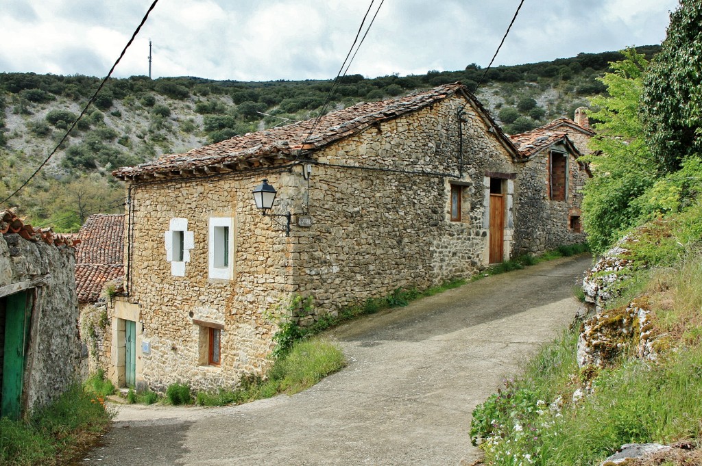 Foto: Vista del pueblo - Puentedey (Burgos), España