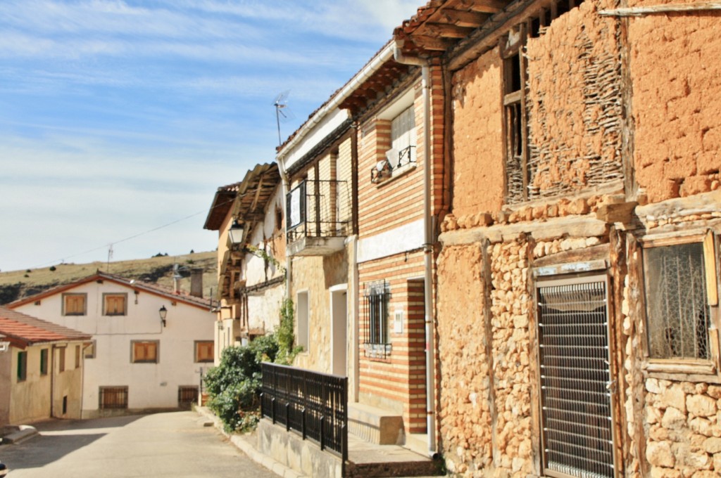 Foto: Vista del pueblo - Ucero (Soria), España