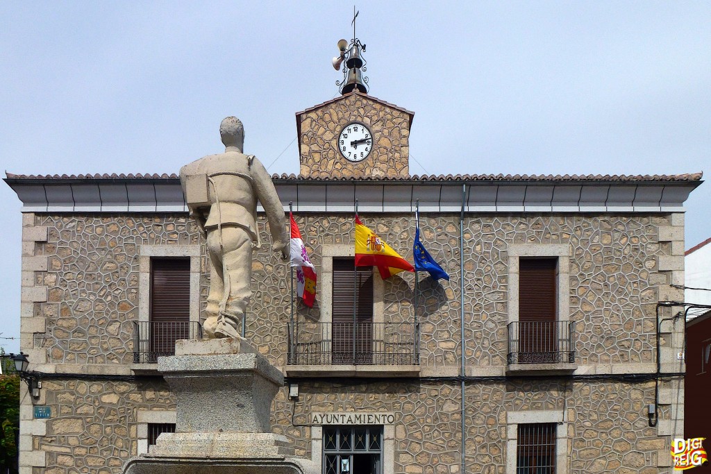 Foto: Estatua de Eloy Gonzalo García,frente al Ayuntamiento. - San Bartolome de Pinares (Ávila), España