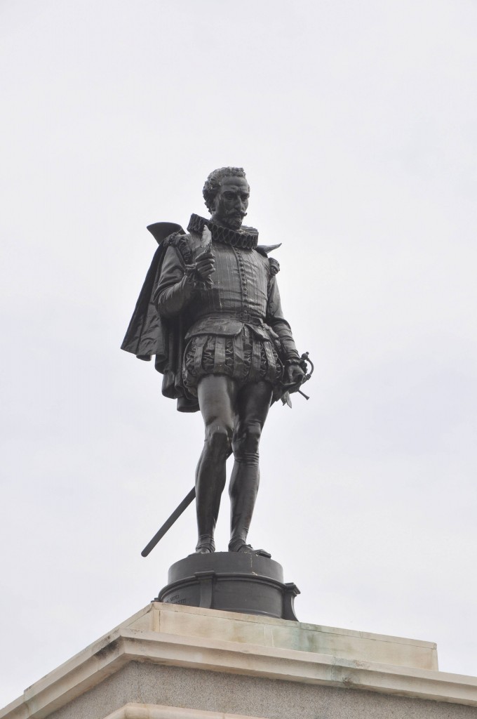 Foto: Figura de Cervantes en bronce - Alcala de Henares (Madrid), España