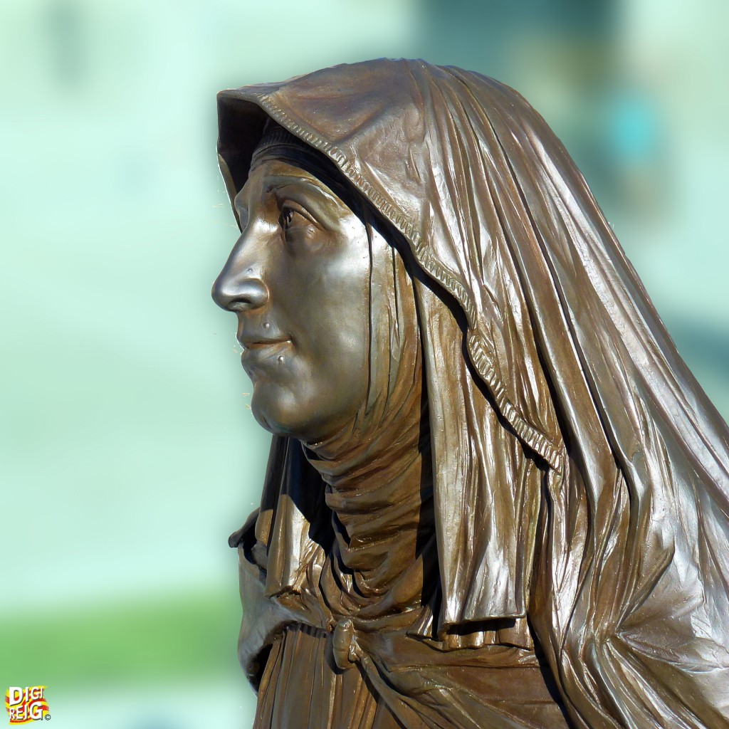 Foto: Detalle de la escultura de Santa Teresa, en la Plaza de la Santa - Ávila (Castilla y León), España