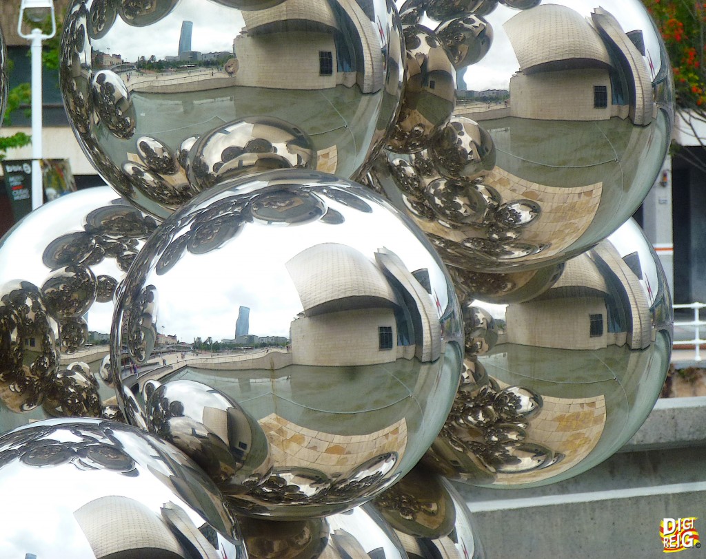 Foto: El Museo Guggenheim reflejado en una escultura de esferas. - Bilbao (Vizcaya), España
