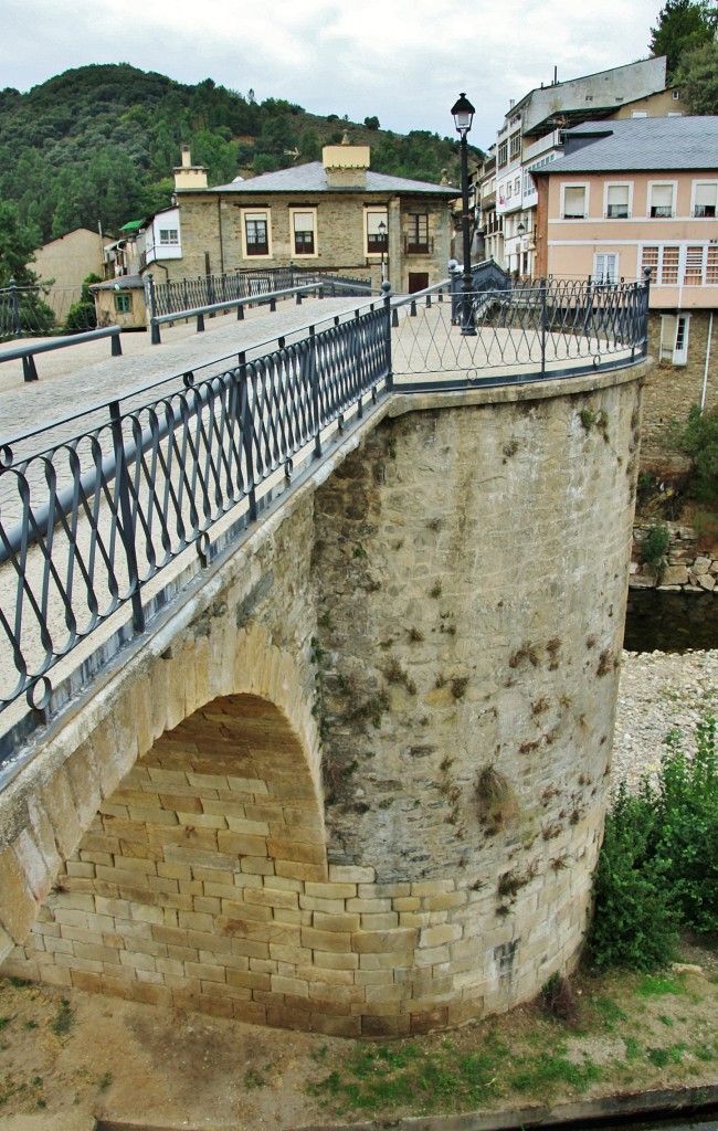 Foto: Puente sobre el río Burbia - Villafranca del Bierzo (León), España