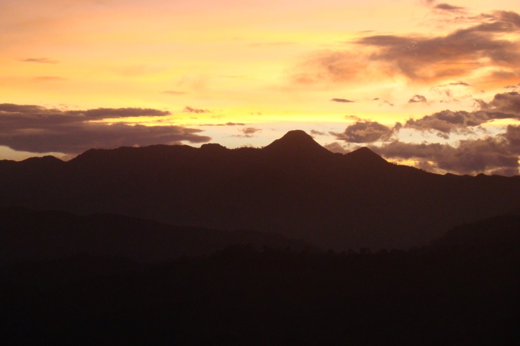 Foto: Cielo de oro y sangre - Quebradanegra (Cundinamarca), Colombia