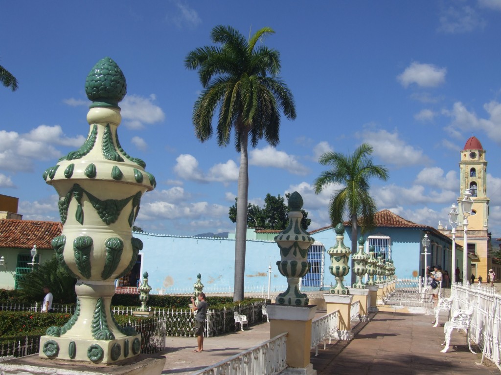 Foto: La palma y el templo - Trinidad de Cuba (Sancti Spíritus), Cuba