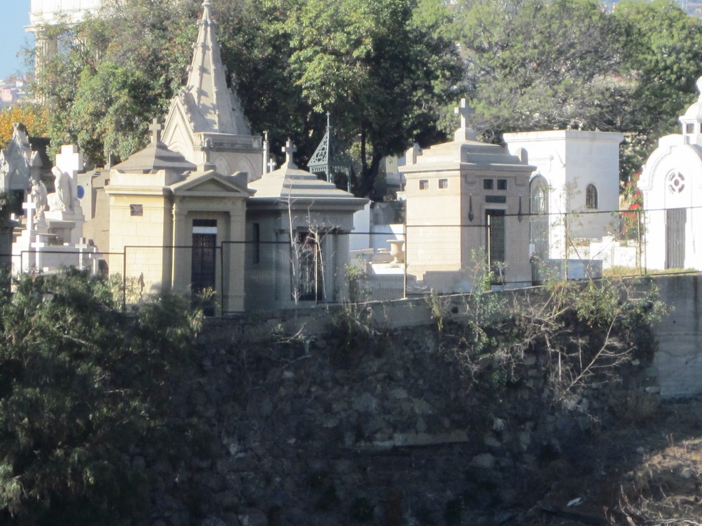 Foto: Mausoleos en un cementerio - Valparaíso, Chile