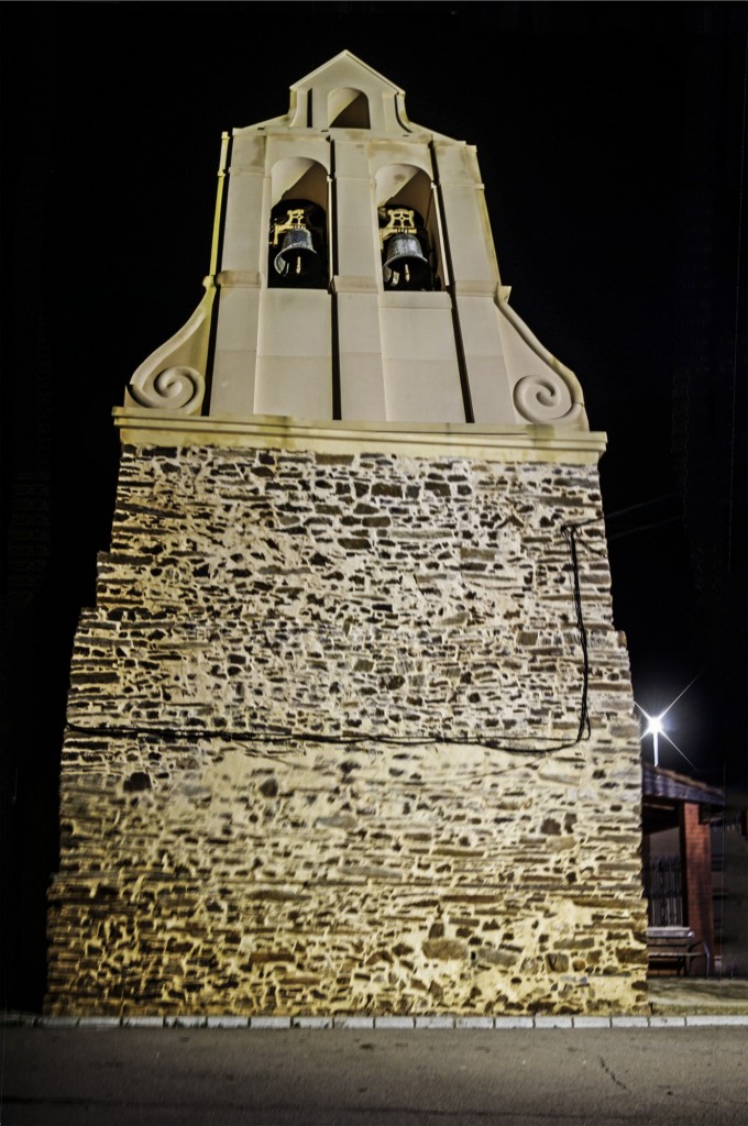 Foto: La torre y su espadaña restaurada - Zuares del Páramo (León), España
