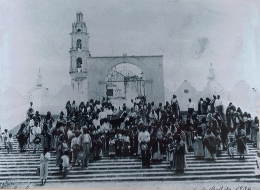 Foto: multitud frente al templo - San Bernardino Contla (Tlaxcala), México