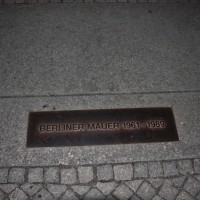 Foto: Señal por donde pasaba el Muro - Berlín