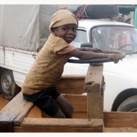 Foto: niño jugando en carreta del padre - Ambalamakana