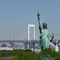 Foto: Estatua de la Libertad y Puente del Arcoiris - Minato