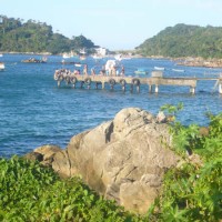 Foto: Mar; sol y Trapiche para botes. - Bombinhas