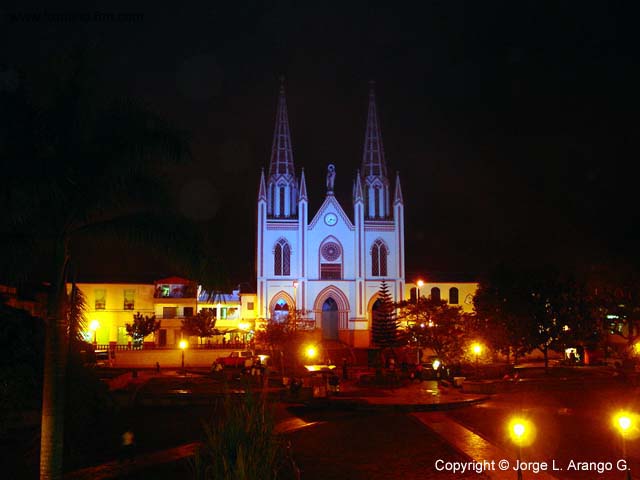 Foto: Vista nocturna Parque de Frontino - Frontino, Colombia