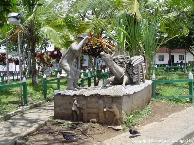 Foto: Escultura en la Plazuela - Frontino, Colombia