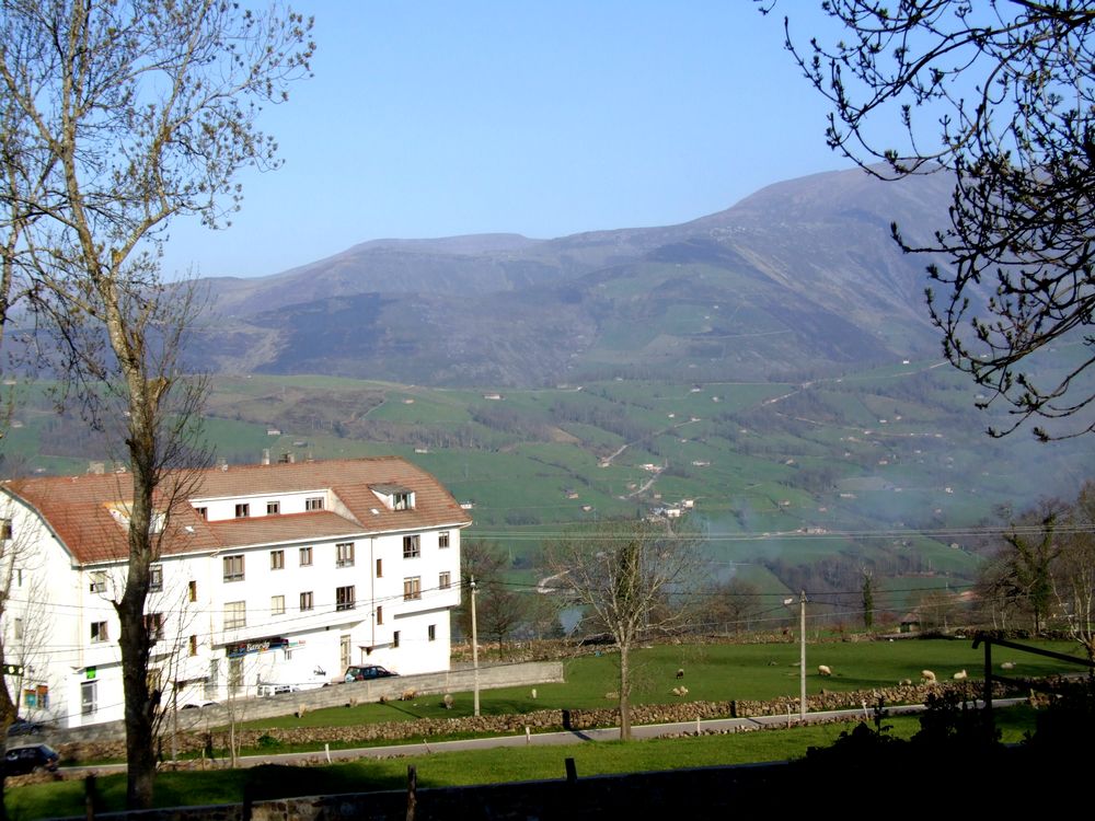Foto de San Pedro del Romeral (Cantabria), España