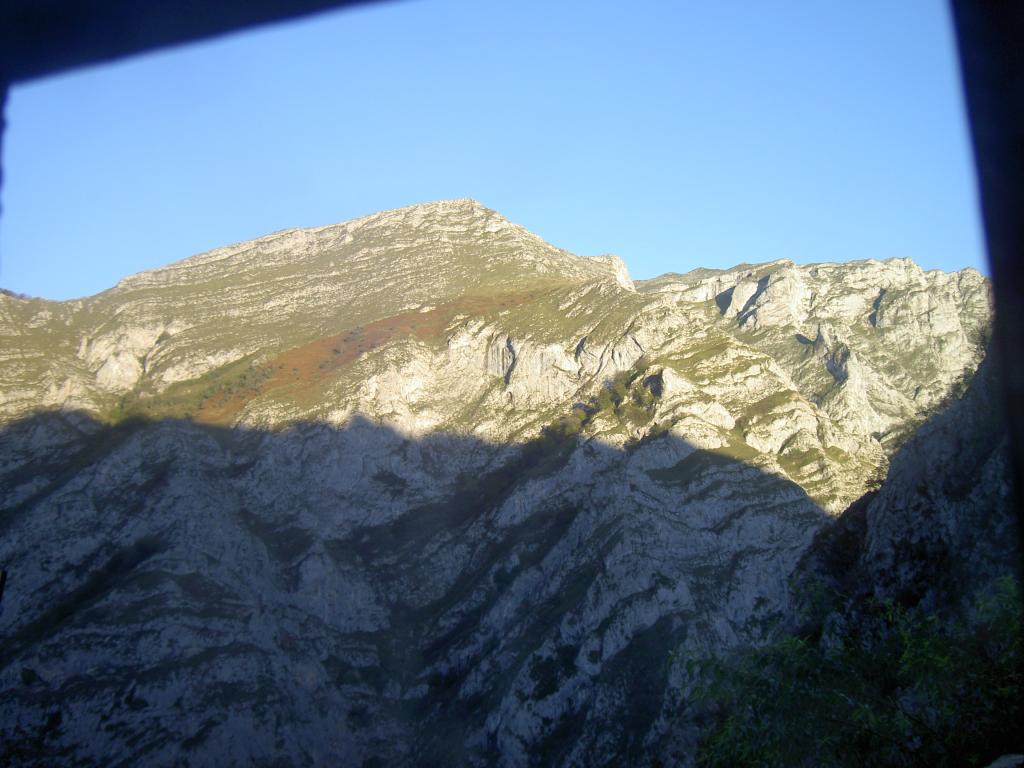 Foto de Peña el Derrabau Los Beyos (Ponga) (Asturias), España