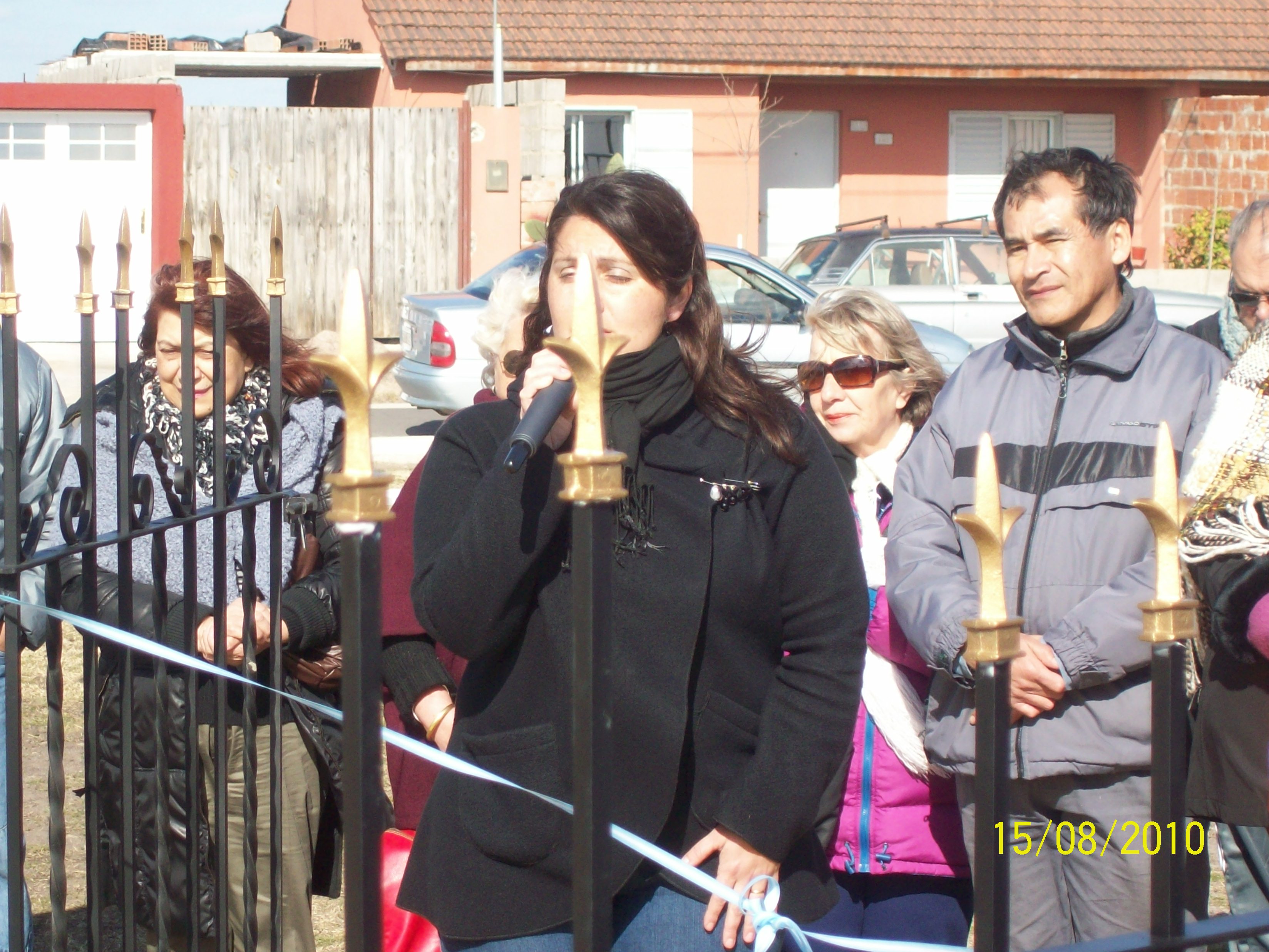 Foto: La cantante Karina Béttiga , acompañó esta ceremonia con la entonación del Ave - Olavarría (Buenos Aires), Argentina
