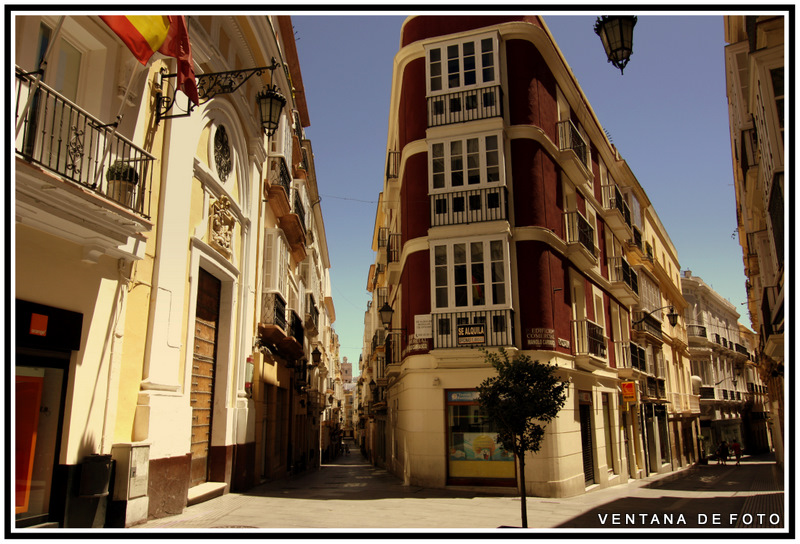 Foto: Saliendo De La Calle Ancha - Cádiz (Andalucía), España