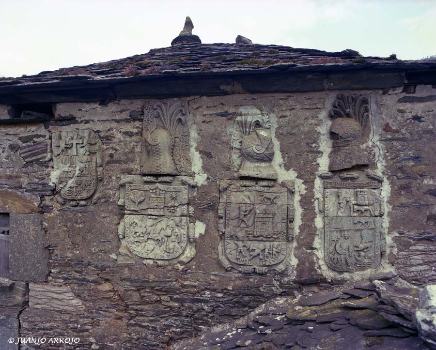 Foto: Escudos en la casona, - Allande (Asturias), España