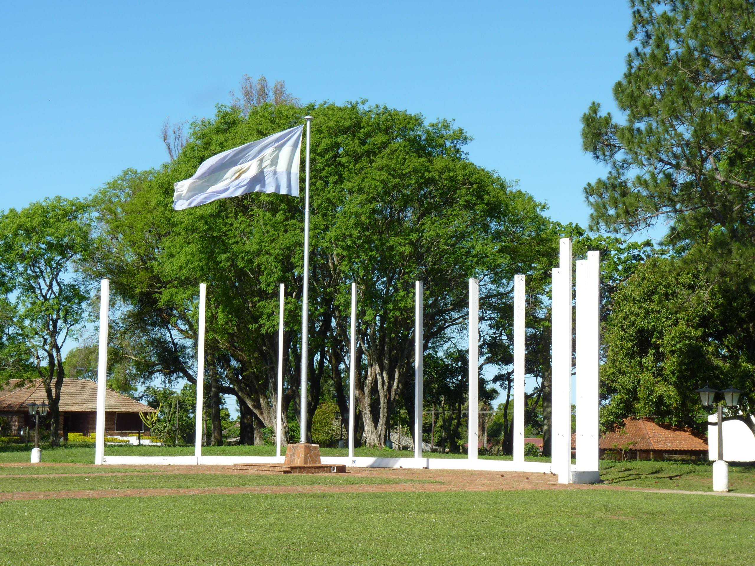 Foto: Monumento a los caídos por Malvinas - Yapeyú (Corrientes), Argentina