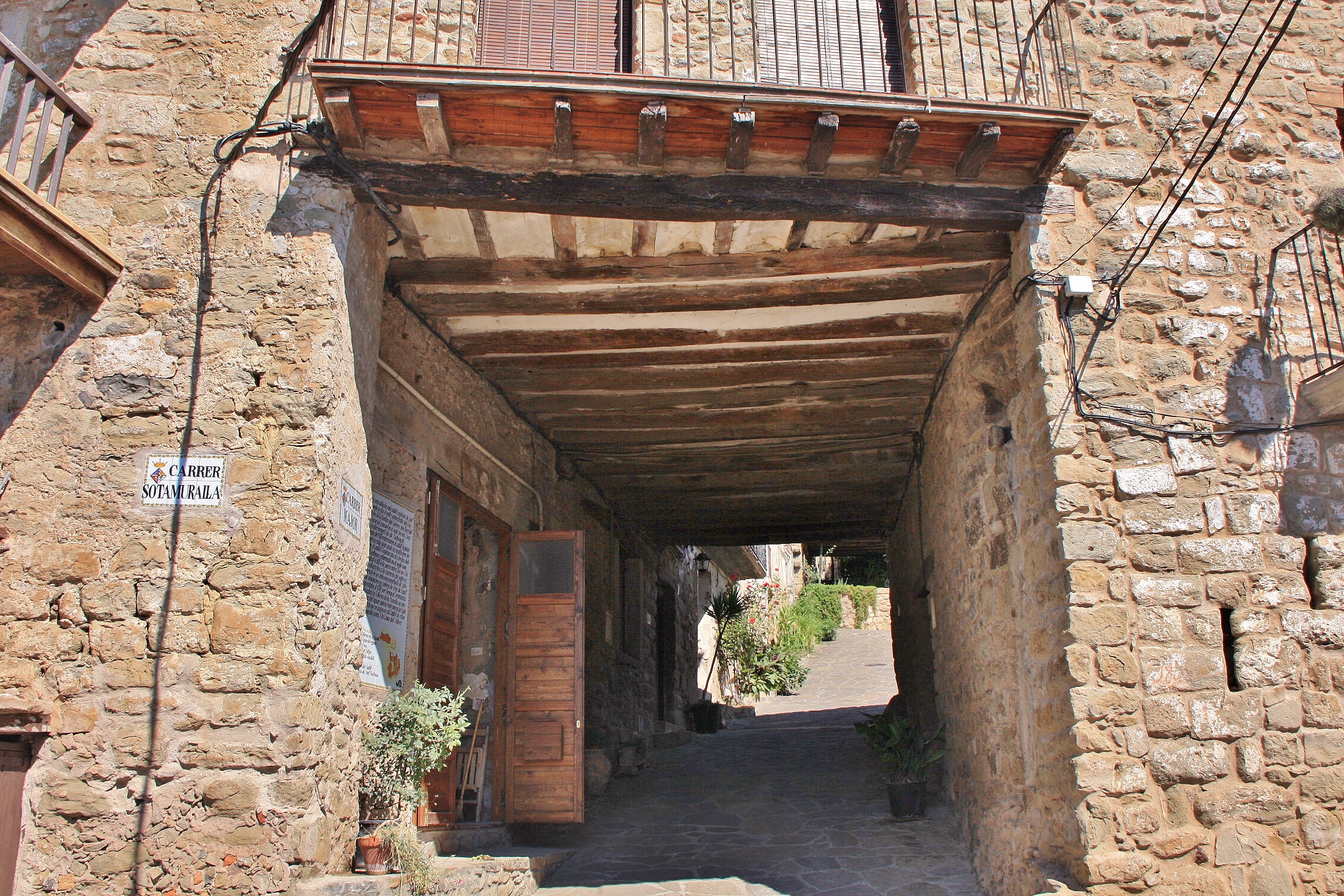 Foto: Poterna de la muralla - El Mallol (La Vall d´en Bas) (Girona), España