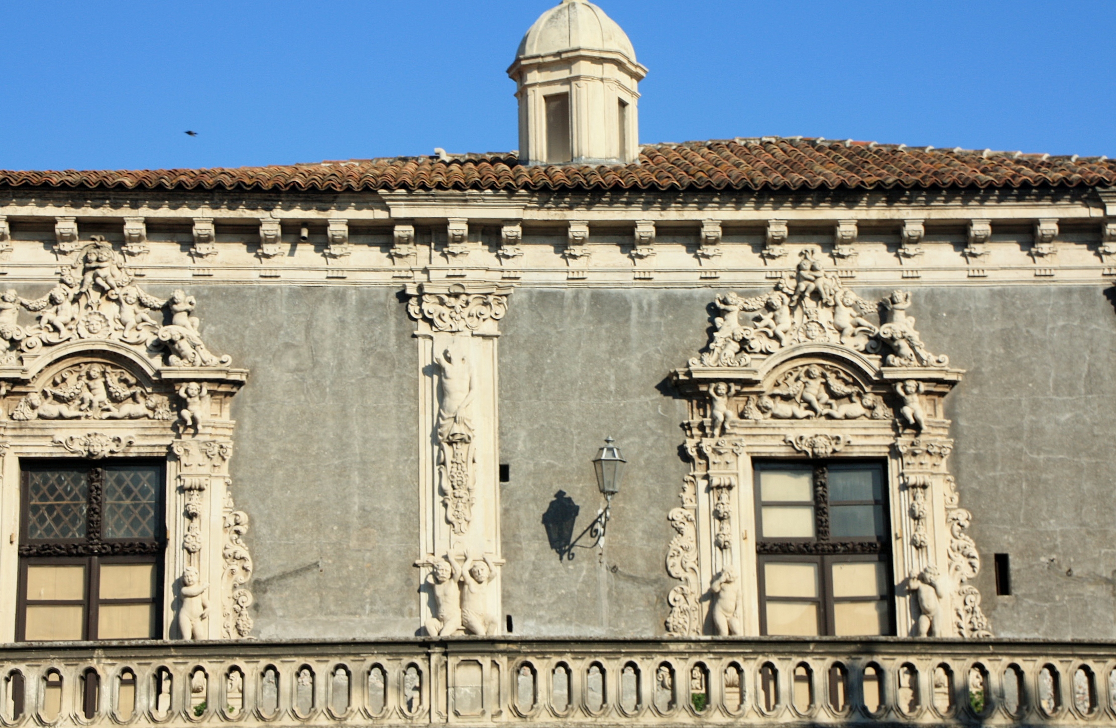 Foto: Edificio sobre la muralla - Catania (Sicily), Italia