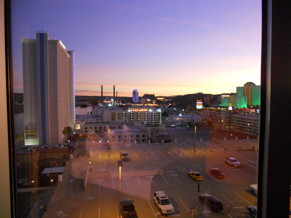 Foto: LAUGHLIN A UN LADO DEL RIO COLORADO - Laughlin (Nevada), Estados Unidos