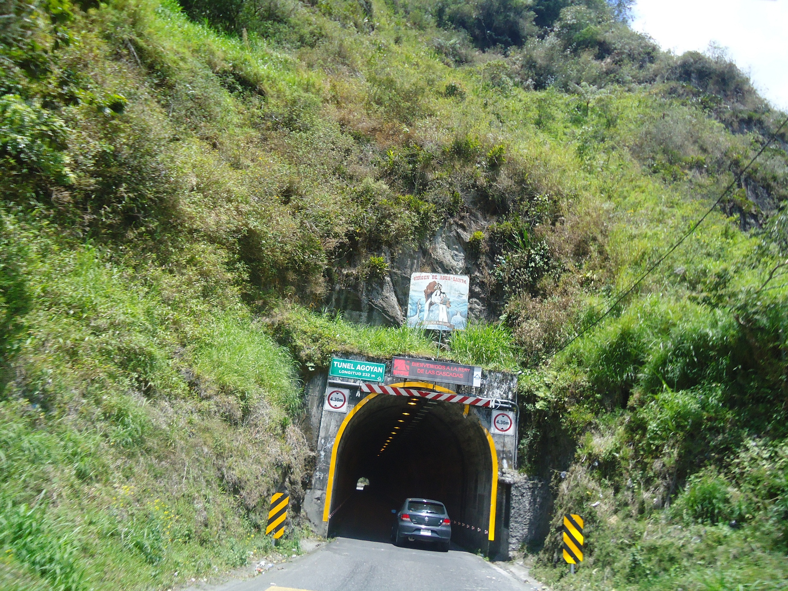 Foto: Primer túnel. - Baños (Tungurahua), Ecuador