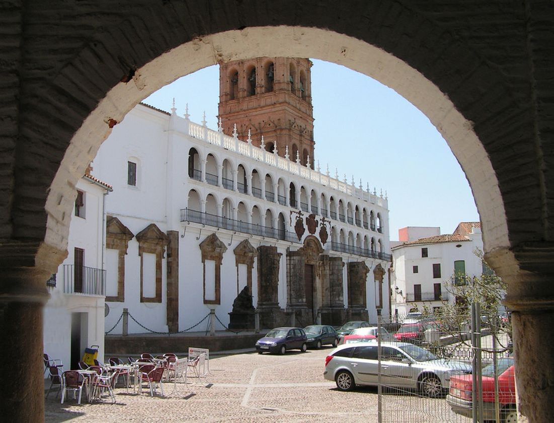 Foto: Nuestra Señora de la Granada en la Plaza Mayor - Llerena (Badajoz), España