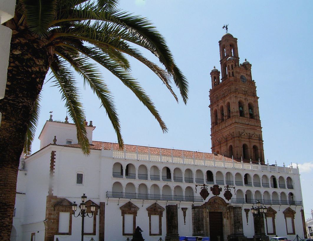 Foto: Torre y portada de la iglesia de Nuestra Señora de la Granada - Llerena (Badajoz), España