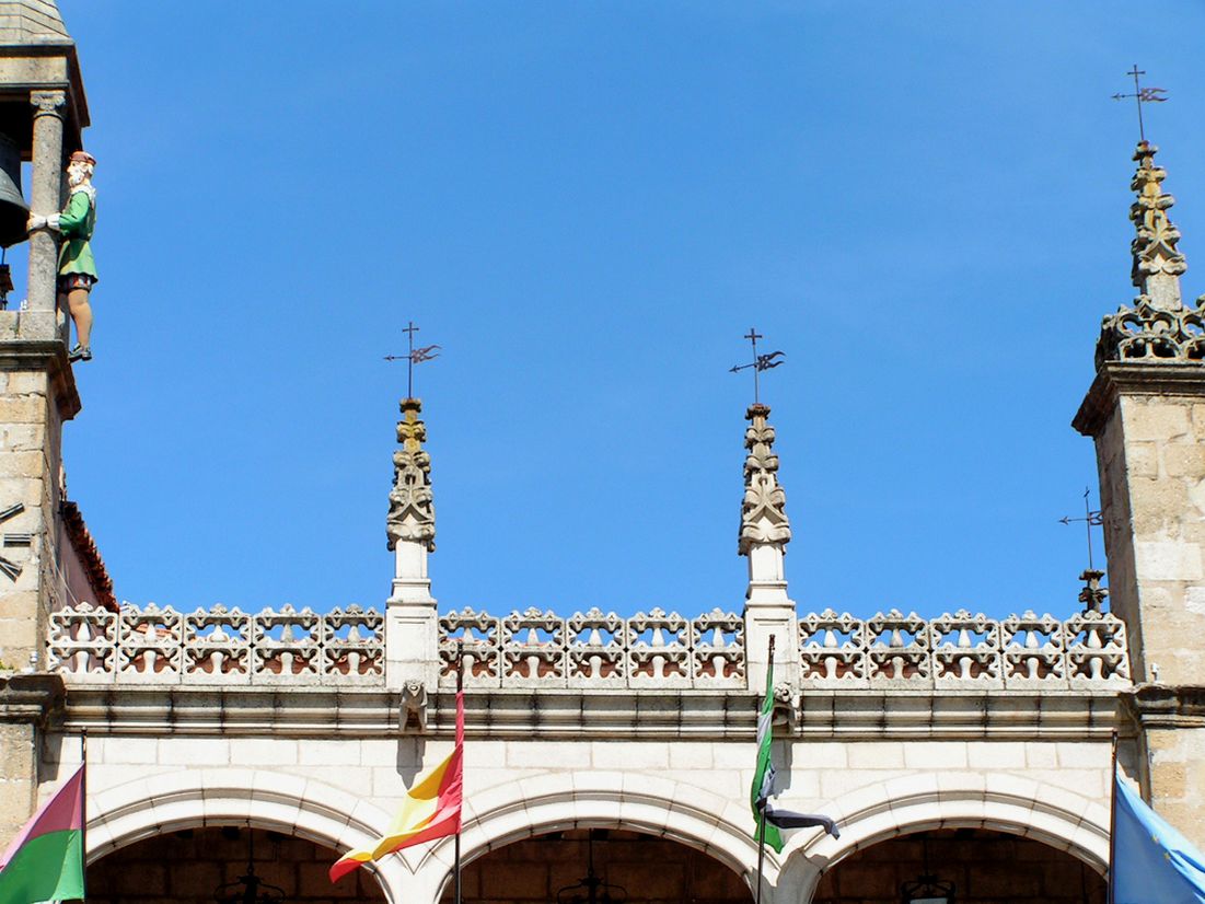 Foto: El abuelo Mayorga da las horas en el Ayuntamiento de la ciudad - Plasencia (Cáceres), España