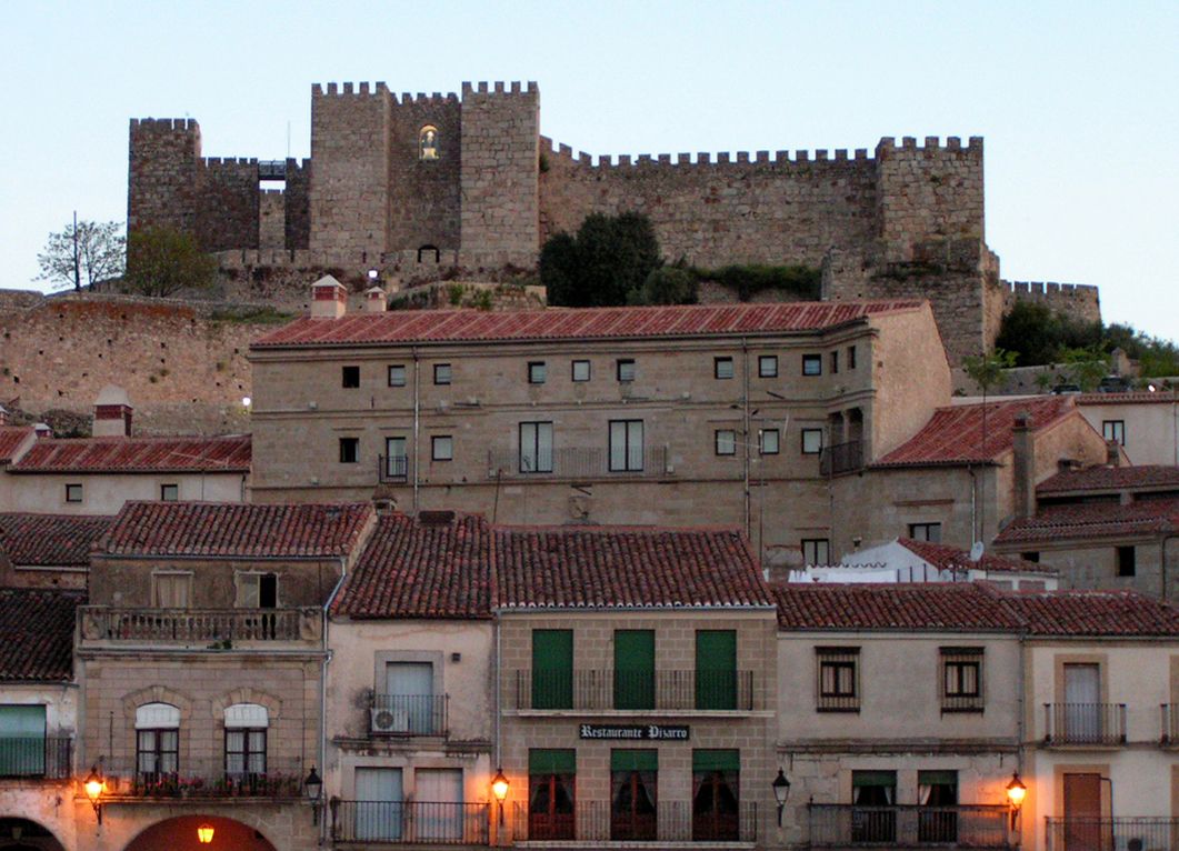 Foto: El castillo de la muy Noble y muy Leal ciudad se yergue encima de Trujillo - Trujillo (Cáceres), España