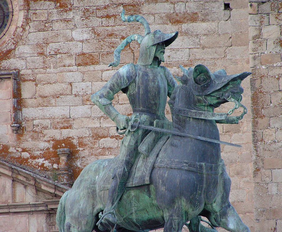 Foto: Francisco de Pizarro en su caballo encaparazonado - Trujillo (Cáceres), España