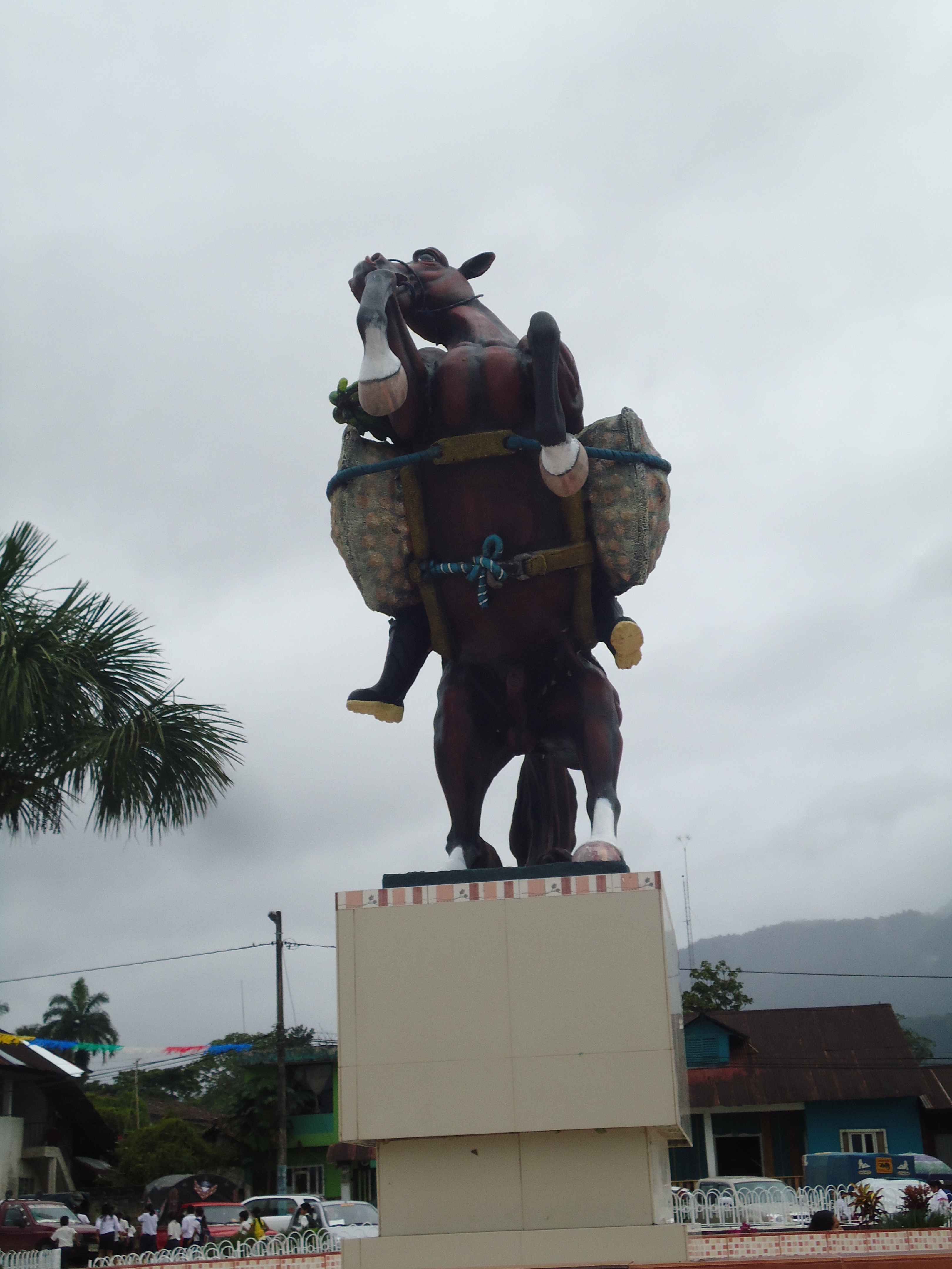Foto: Monumento a la Naranjilla. - Mera (Pastaza), Ecuador