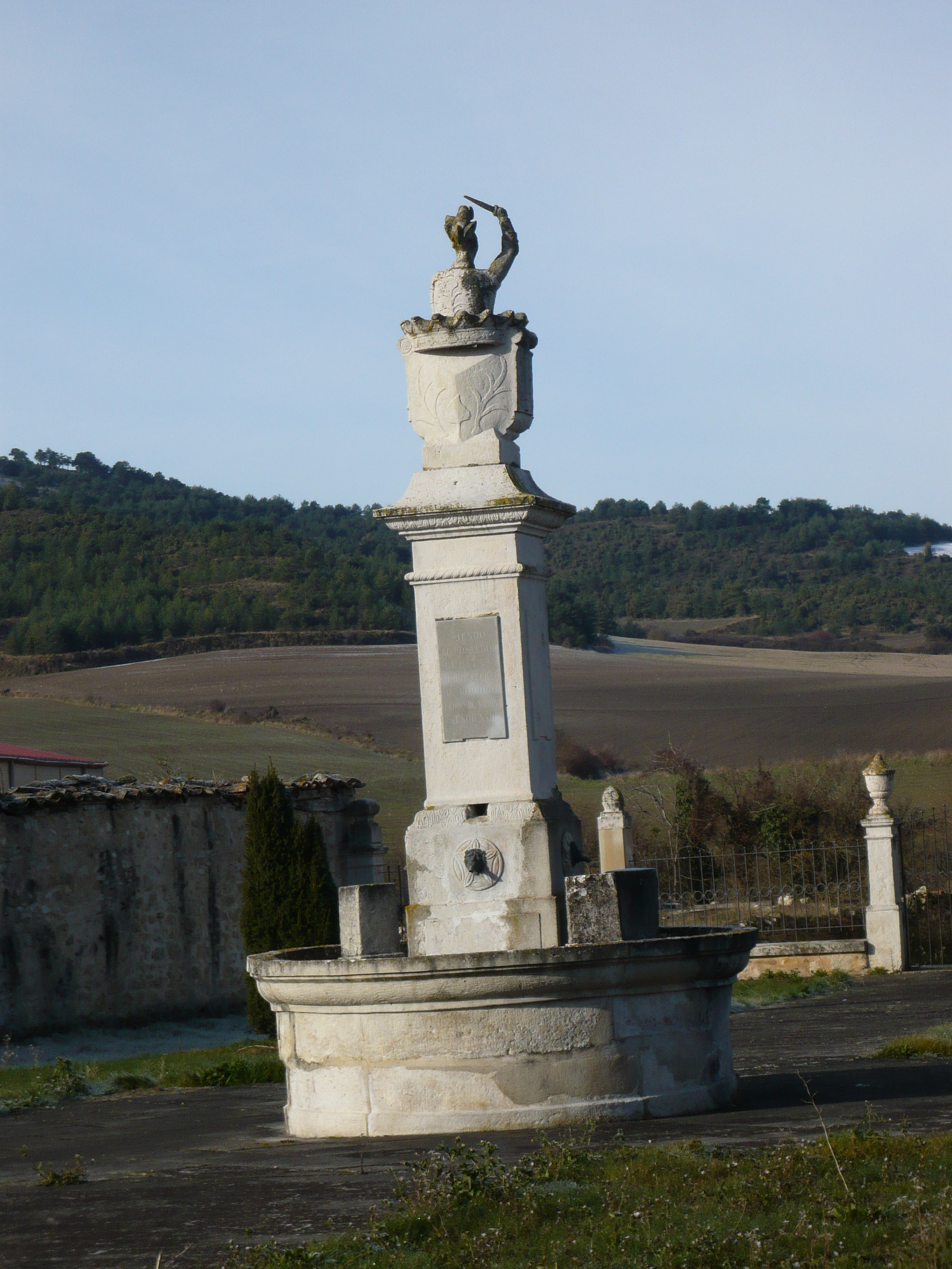Foto: Monumento/fuente a la Varona en el jardín - Villanañe (Álava), España